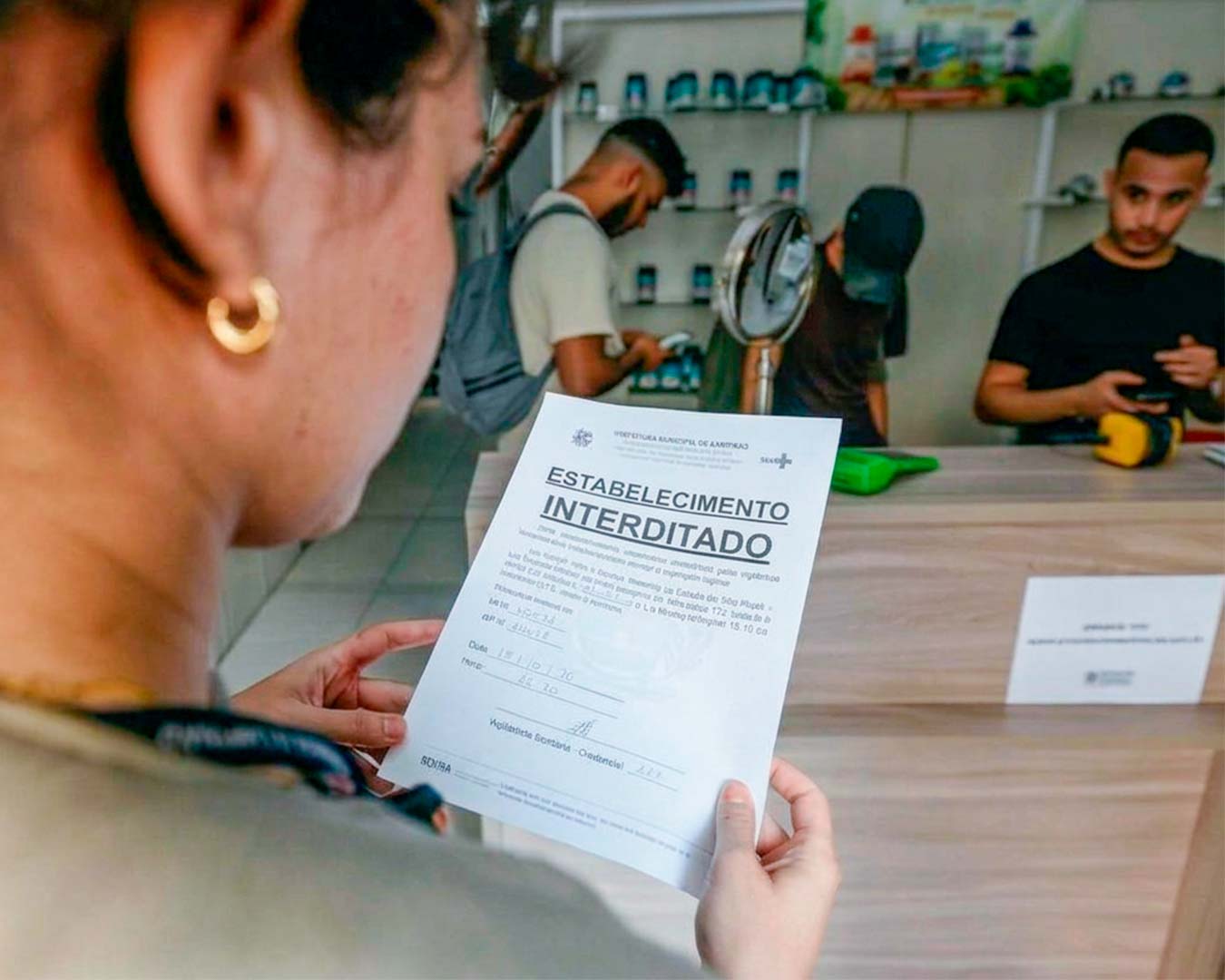 Farmácia magistral é o elo regulado que o Brasil insiste em confundir com o contrabando