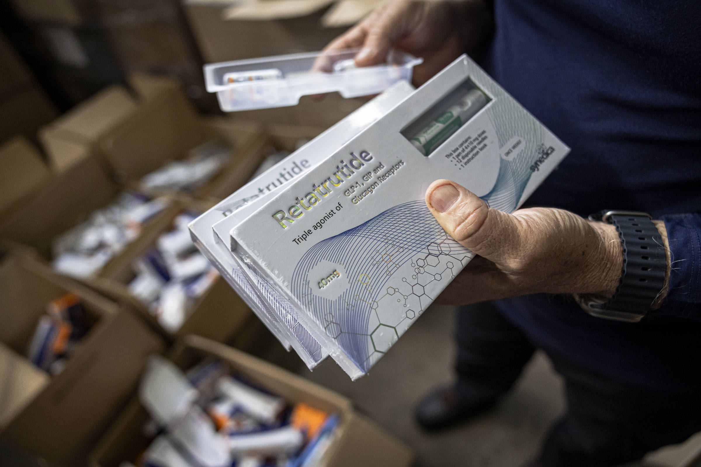 Retatrutida experimental sem registro avança no mercado clandestino enquanto tirzepatida manipulada enfrenta cerco regulatório