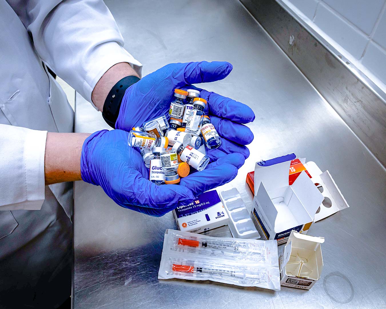 Médico que revende caneta do Paraguai no consultório, e abandona a via legal da tirzepatida manipulada, responde ao CFM