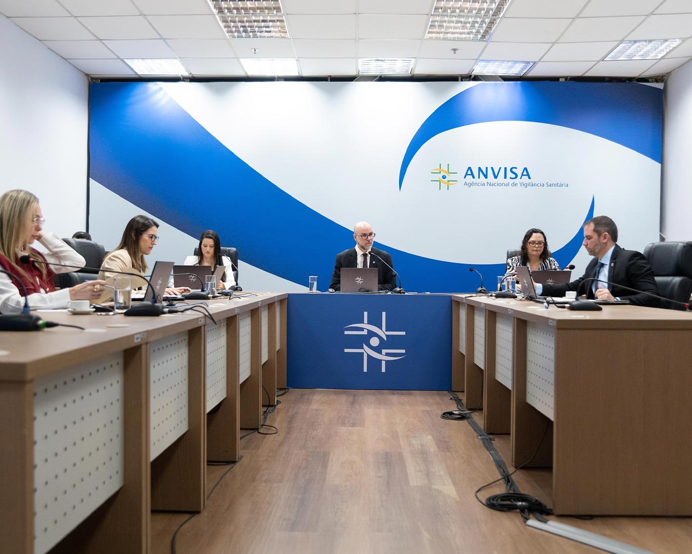 Nota técnica sem força de regra e vigilância movida a crise expõem a omissão da Anvisa