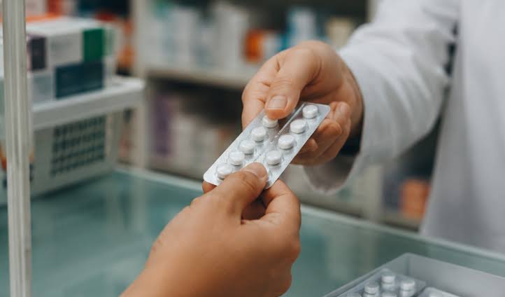 Venda fracionada de medicamentos avança na Câmara e pode mudar rotina de farmácias