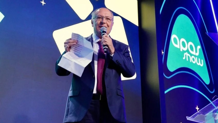 Alckmin afirma que governo estuda liberar venda de medicamentos em supermercados