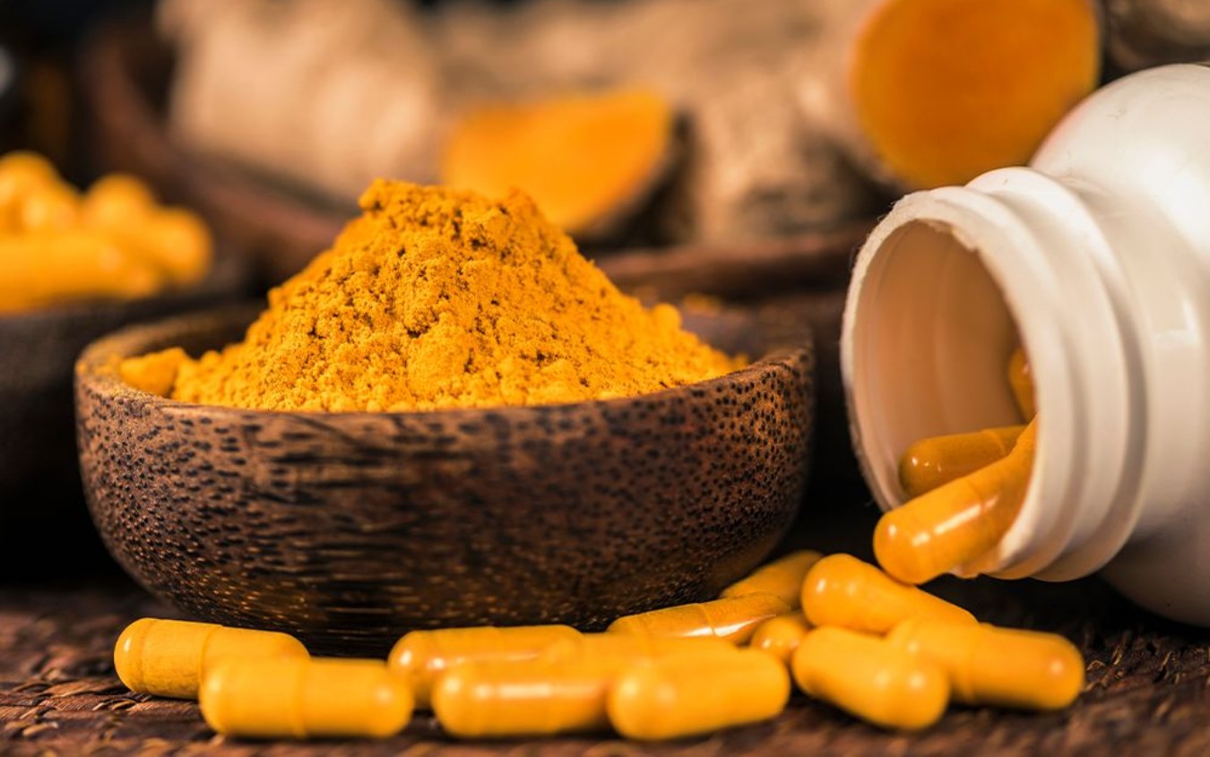 Anvisa alerta para possíveis danos ao fígado causados por medicamentos e suplementos de cúrcuma.