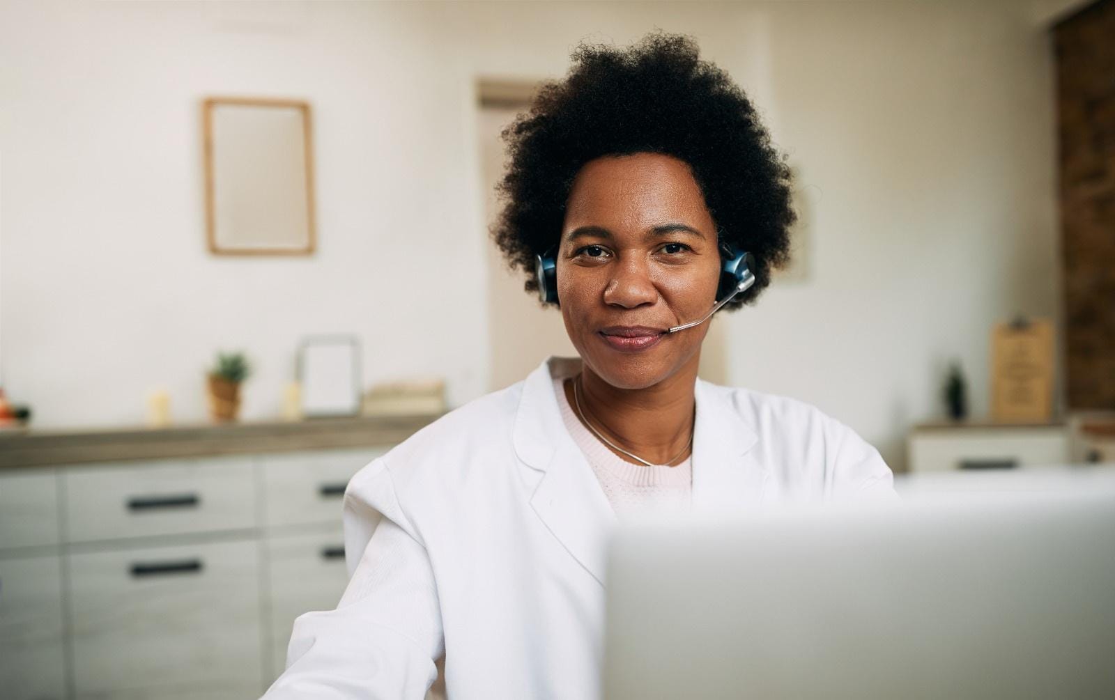  Assembleia Legislativa do Rio de Janeiro dá parecer favorável a PL que flexibiliza presença do farmacêutico e autoriza atendimento remoto