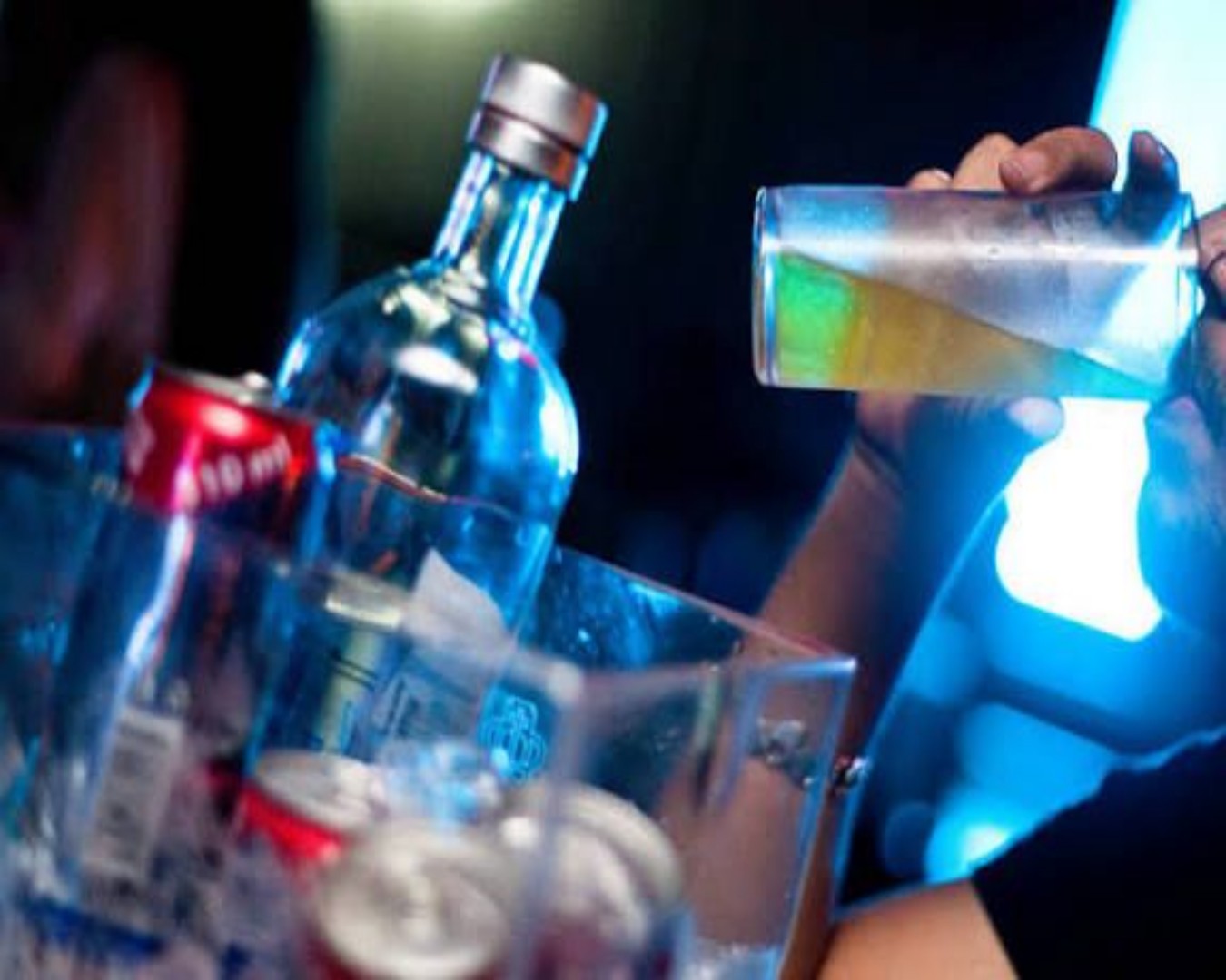 Bebidas adulteradas com metanol geram alerta para farmacêuticos em todo país