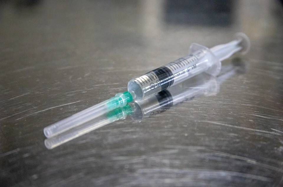 Covid-19: indústrias farmacêuticas terão que assumir responsabilidade pela segurança da vacina 