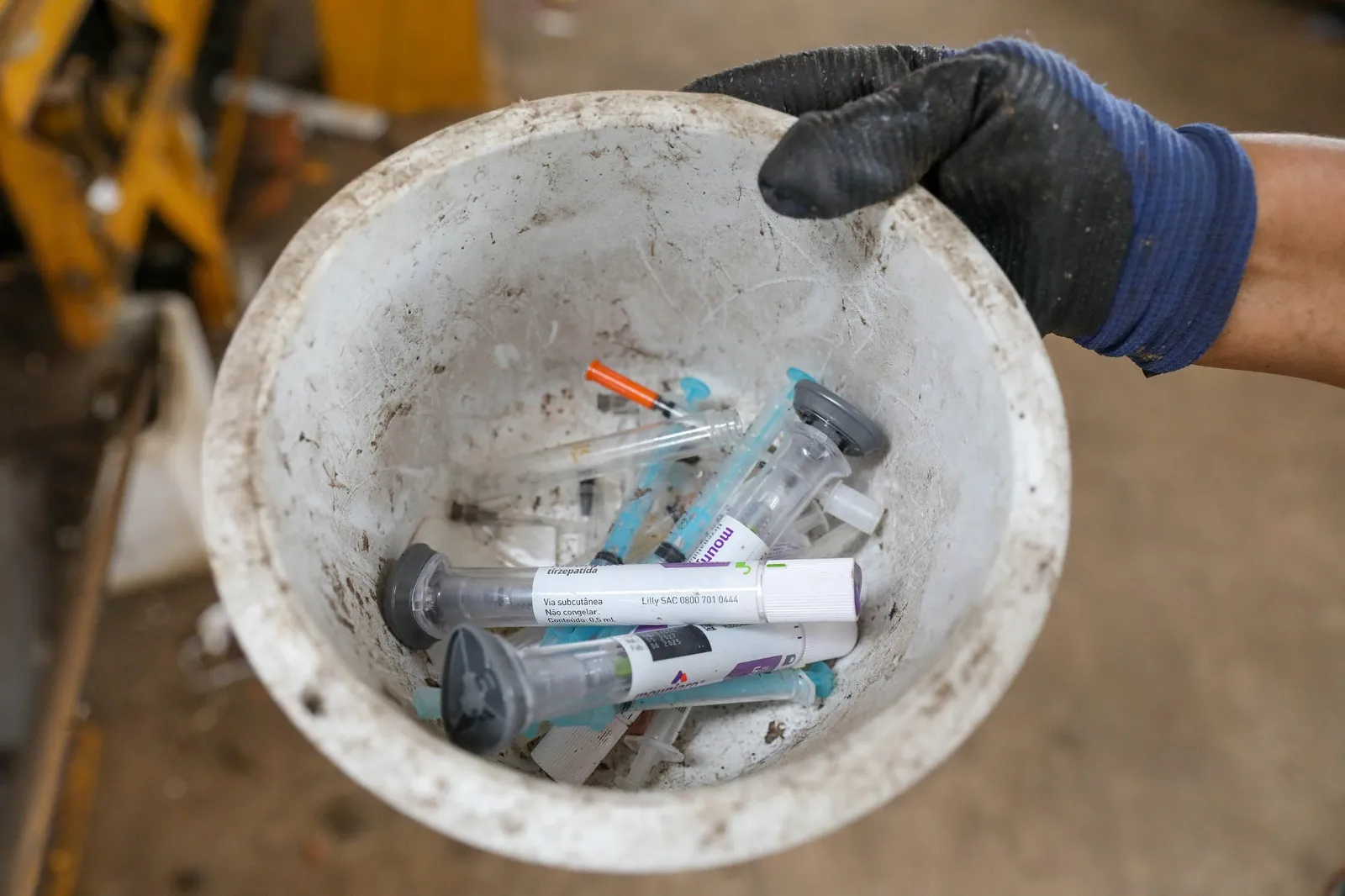 Descarte irregular de canetas emagrecedoras cresce e ameaça garis em todo o Brasil