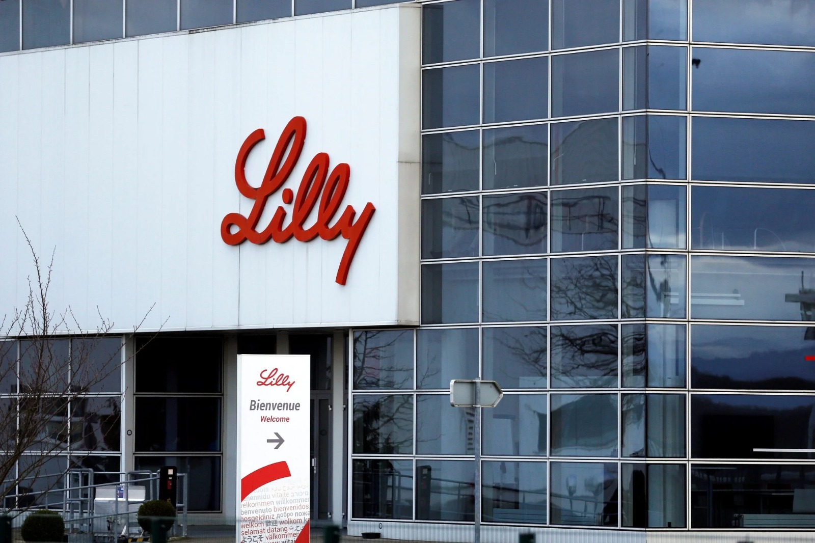 Eli Lilly se torna a primeira farmacêutica a alcançar US$ 1 trilhão em valor de mercado, impulsionada pelo sucesso do Mounjaro.
