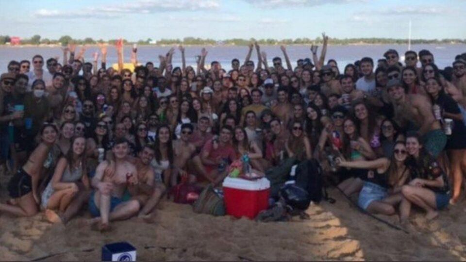 Em pandemia, 200 estudantes de Medicina fazem festa em praia na Argentina