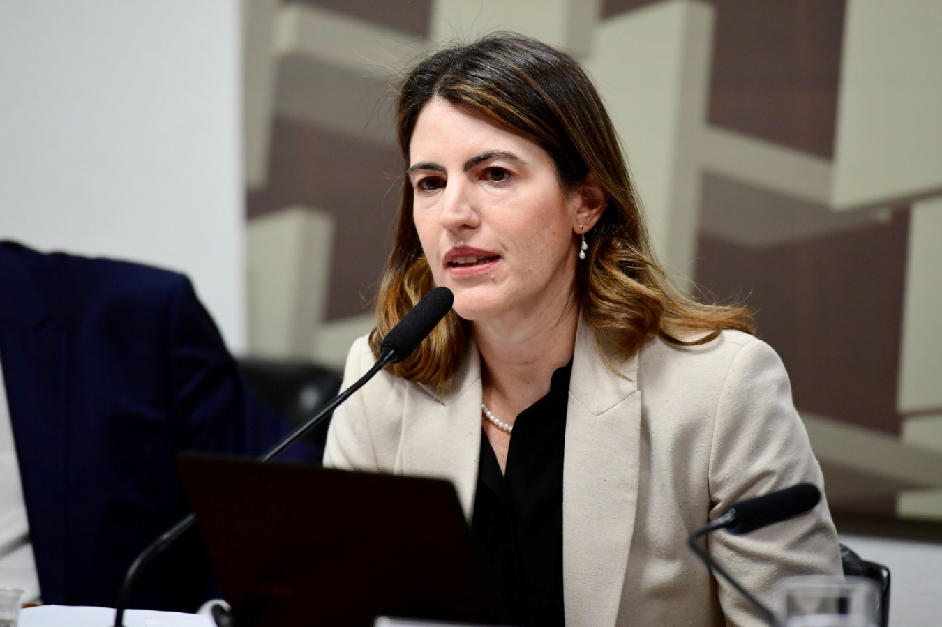 Entre o acesso e a regulação o embate que ameaça o futuro das farmácias magistrais no Brasil