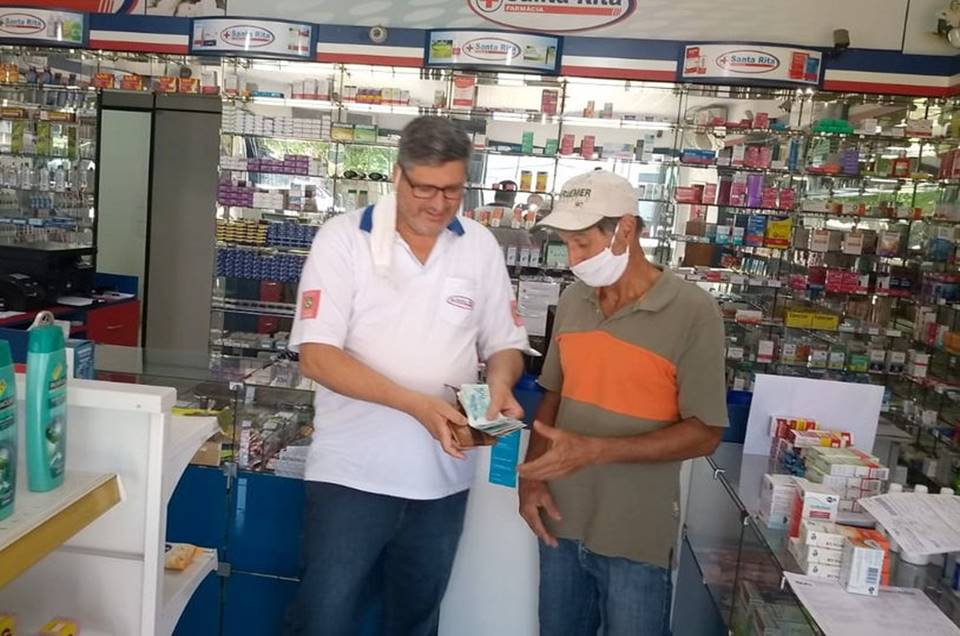 Farmacêutico encontra carteira com mais de mil reais e devolve