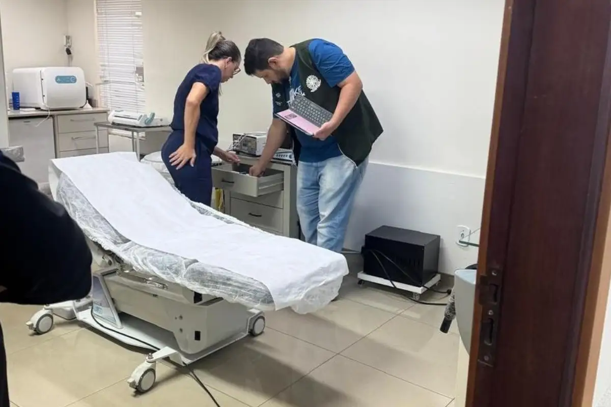 Farmacêutico é flagrado fazendo lipoaspiração em clínica odontológica