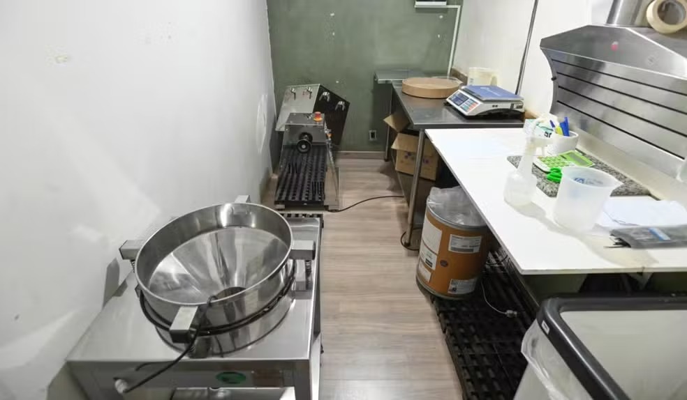 Farmácia clandestina é fechada após produzir 50 mil cápsulas por dia sob suspeita de comercialização ilegal de medicamentos