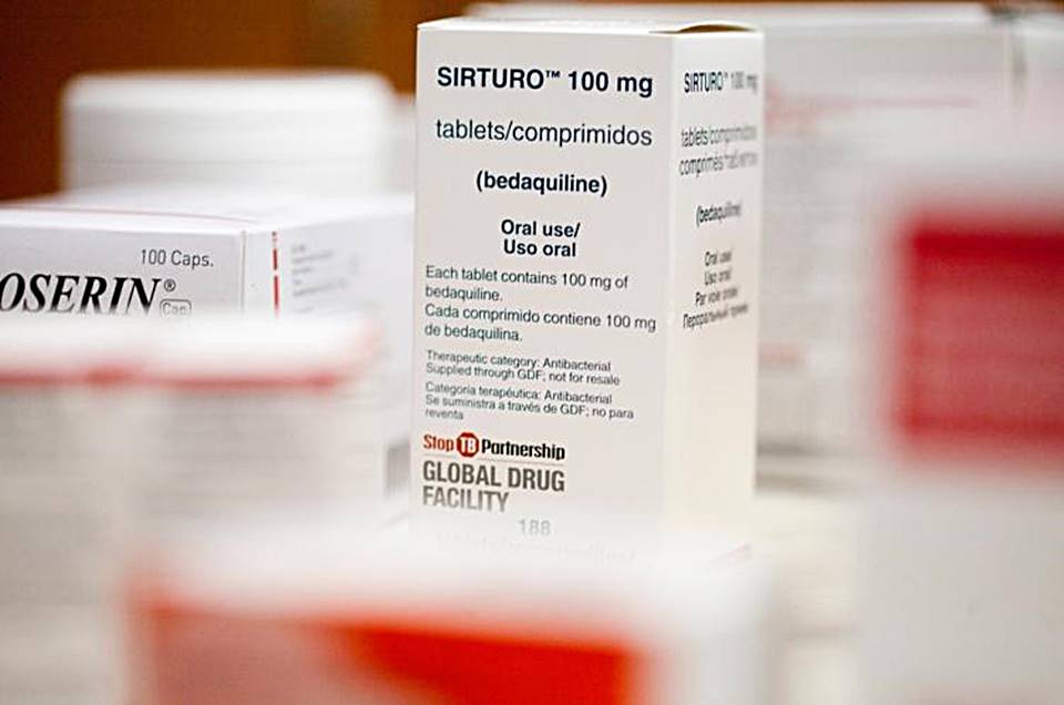 Johnson & Johnson vai reduzir preço de medicamento para tuberculose