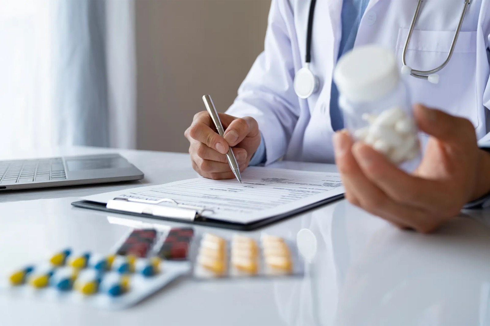 Justiça suspende resolução que autoriza farmacêuticos a prescreverem  medicamentos tarjados