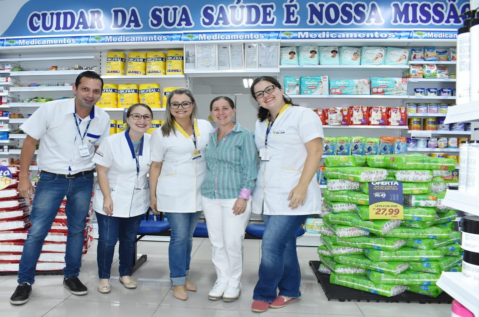 Médicos cubanos realizam serviços farmacêuticos em Rede de Farmácias no Sul