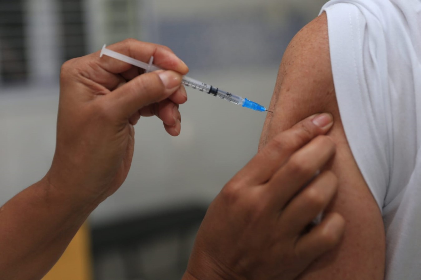 Pacientes recebem água destilada no lugar da vacina da gripe durante ação domiciliar