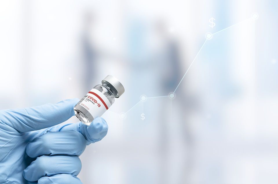 Pfizer e Moderna adaptam vacinas para combater variantes e aumentam preços das doses