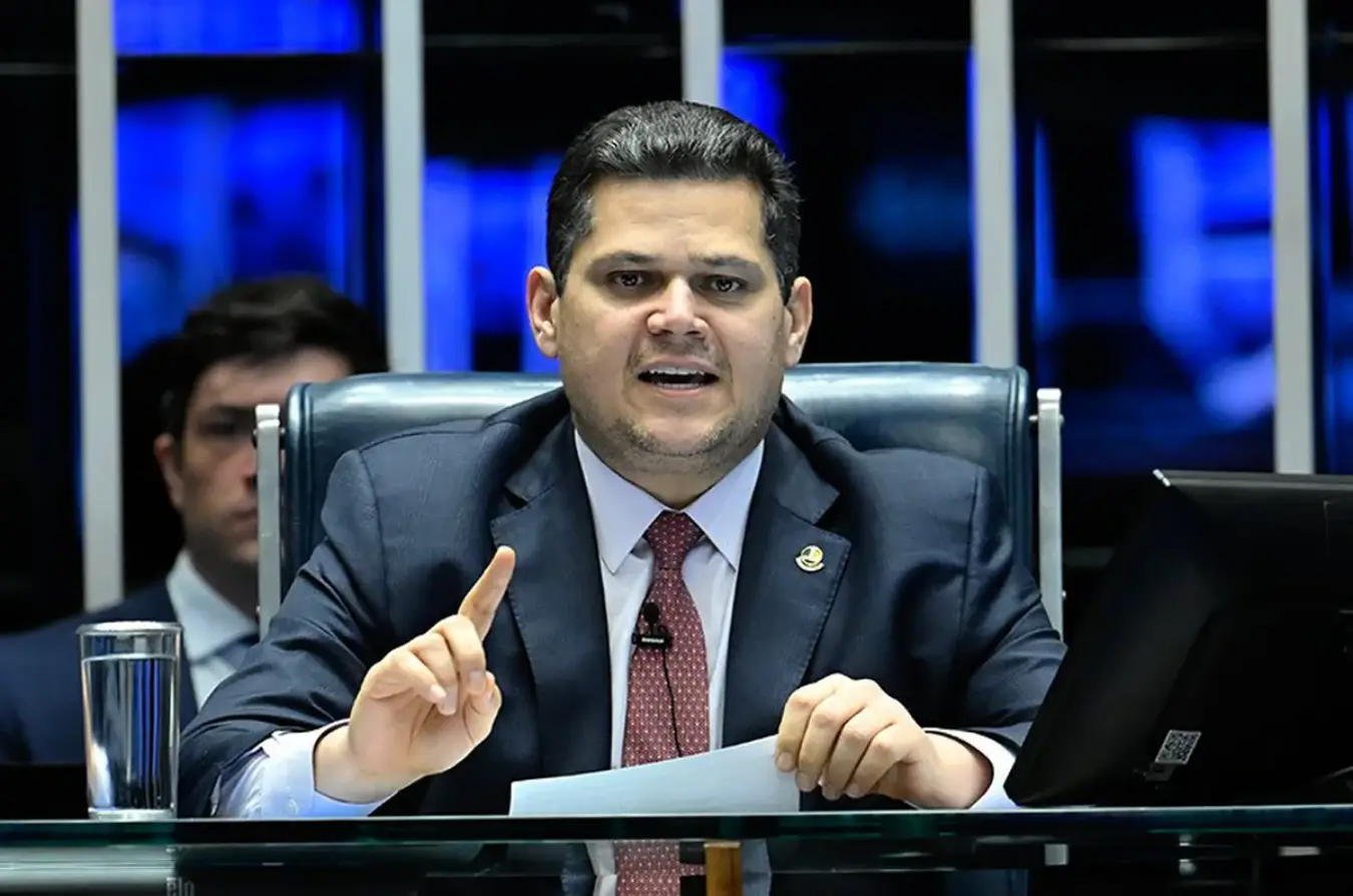 Piso dos farmacêuticos fica sob risco após presidente do Senado, Davi Alcolumbre, criticar pisos salariais