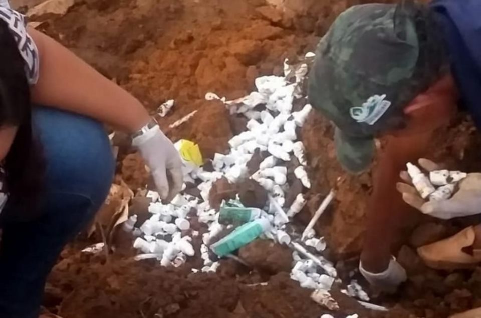 Polícia encontra medicamentos válidos enterrados em terreno baldio