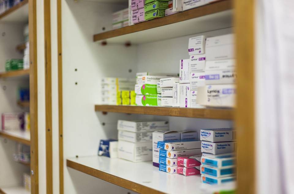 Preços de azitromicina e ivermectina disparam nas farmácias 