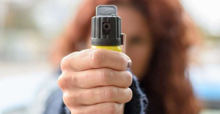 Projeto de lei propõe liberar a venda de spray de pimenta para mulheres a partir dos 16 anos