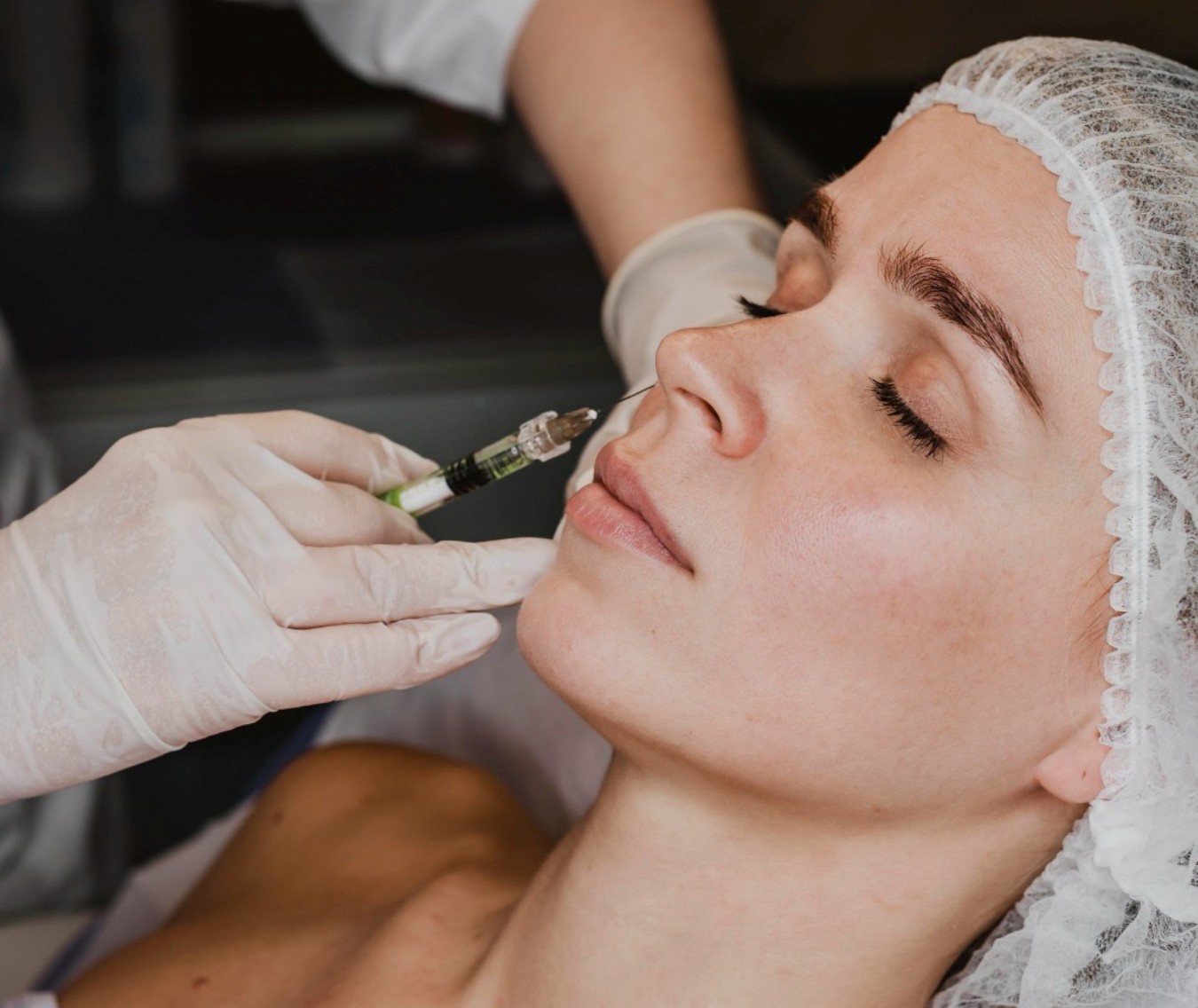 Tratamento facial com esperma de salmão vira tendência após celebridades exibirem resultados
