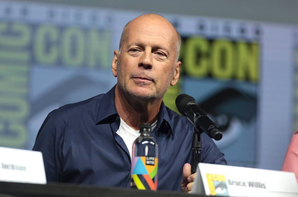Bruce Willis é expulso de farmácia por não usar máscara 