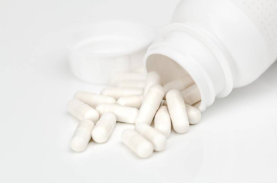 Covid-19: primeiro medicamento do mundo para venda em farmácias é aprovado
