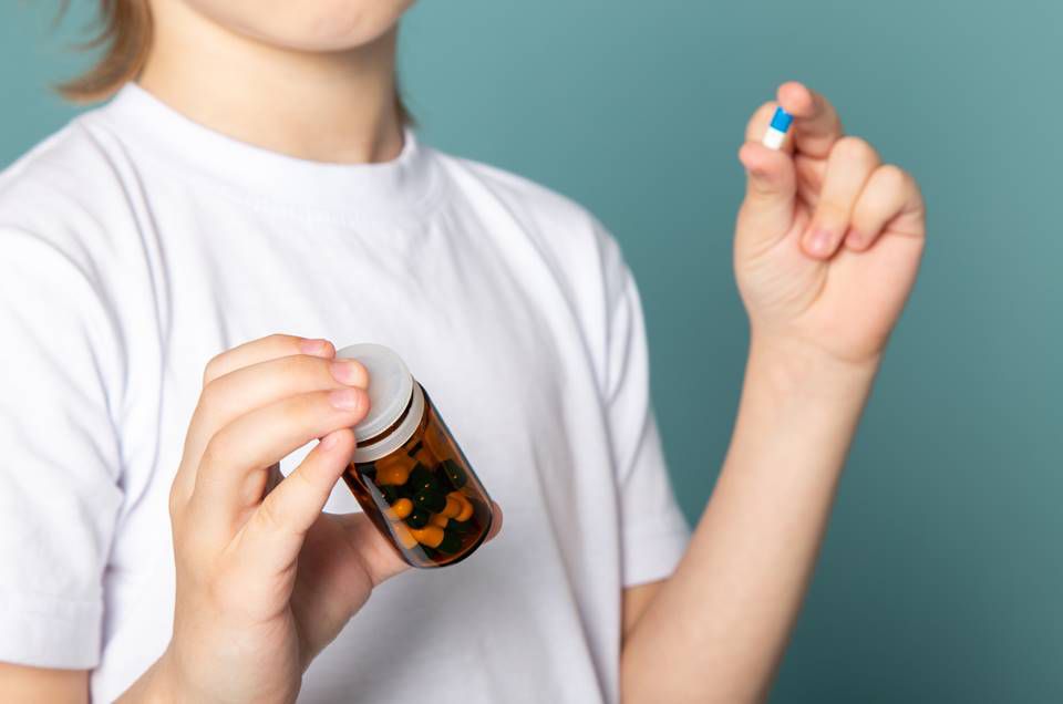 Farmácia vende antidepressivo no lugar de antialérgico e criança se intoxica