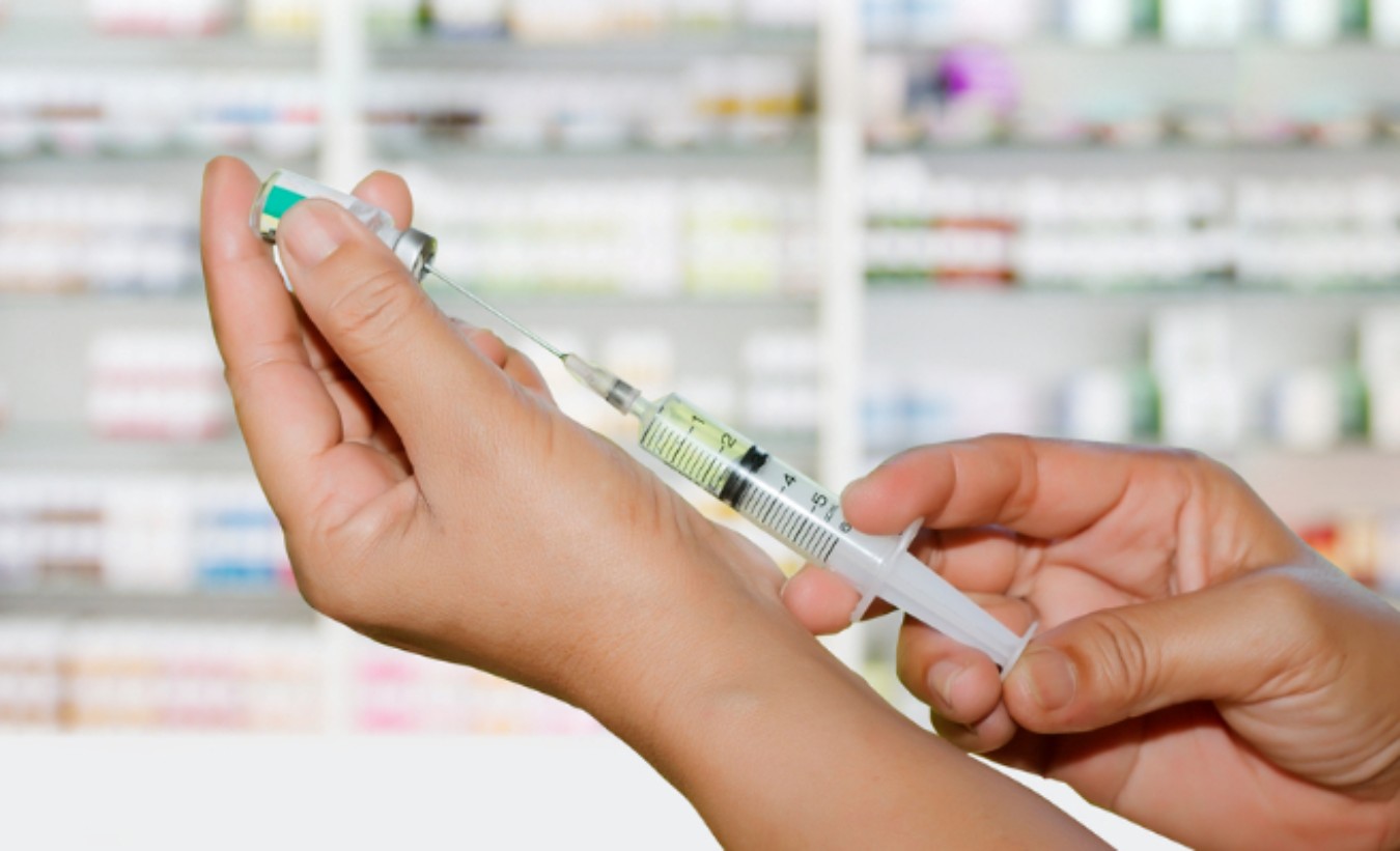 Justiça respeita resolução do CFF e mantém vacinação por farmacêuticos no Brasil