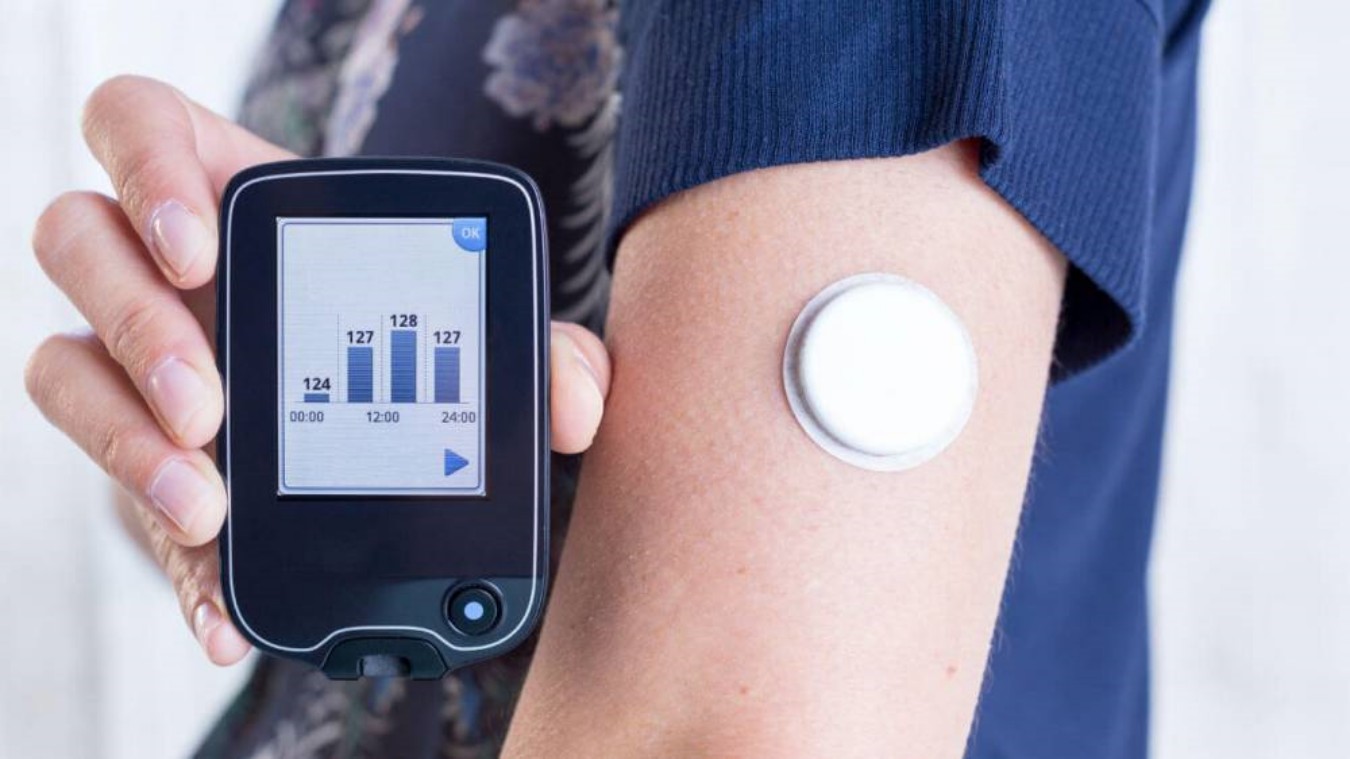 Sensores de glicose mudam a rotina de crianças, idosos e famílias no controle do diabetes