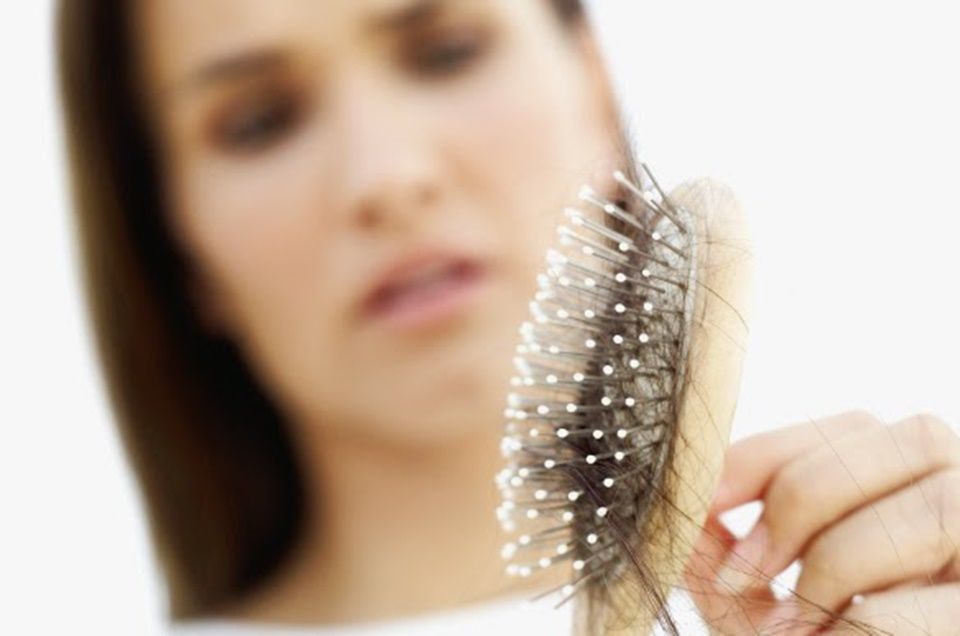 Nova sequela: Covid-19 pode causar queda de cabelo após infecção
