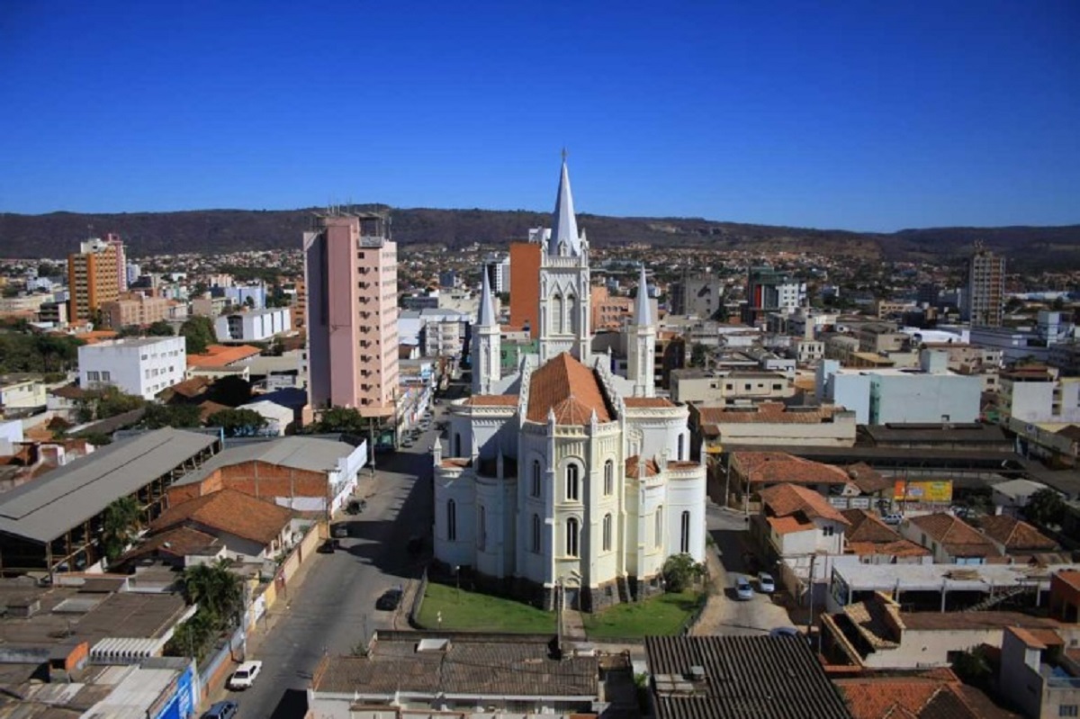 A ascensão de Montes Claros, no estado de Minas Gerais, como novo polo farmacêutico no cenário nacional.