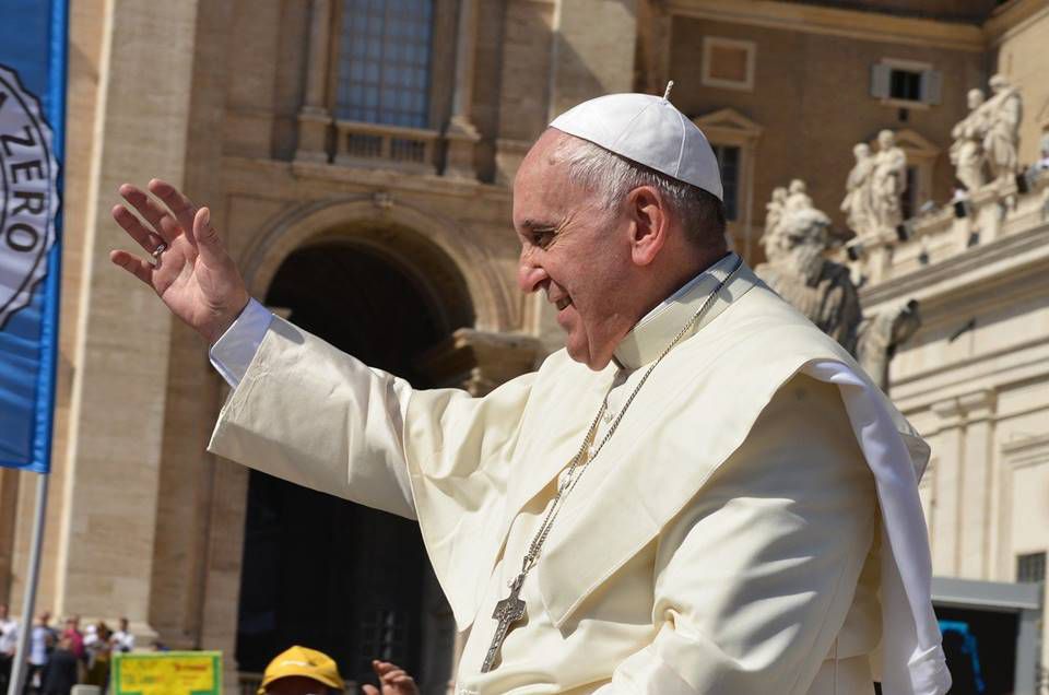 Papa presenteia membros do vaticano com caixas de paracetamol 