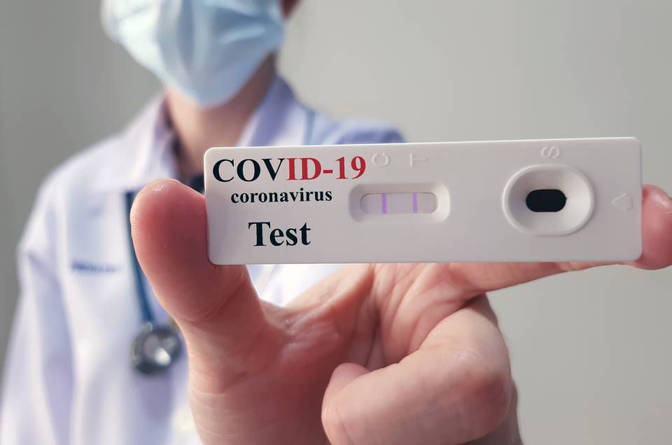 Vendas de testes de farmácias para detectar Covid-19 já superam 2020