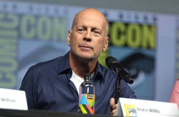 Bruce Willis é expulso de farmácia por não usar máscara