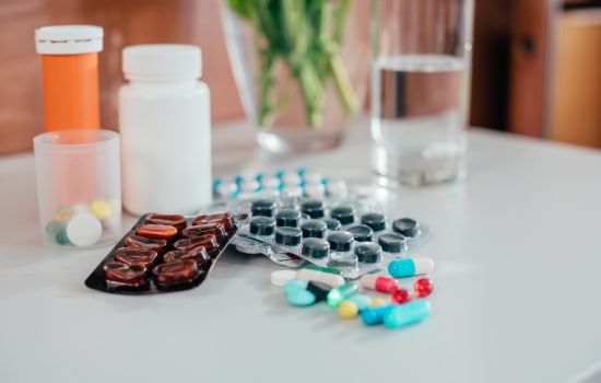 Automedicação com analgésicos pode agravar a dor e exige intervenção farmacêutica