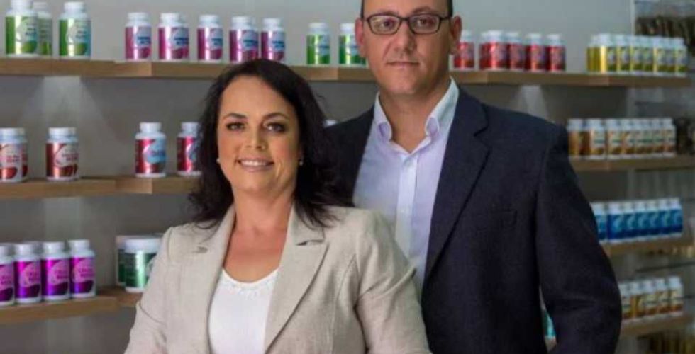 Casal de farmacêuticos fatura R$ 1,5 milhão com franquia de produtos