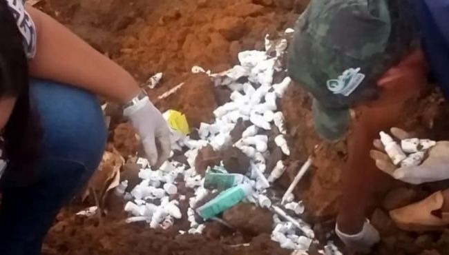Polícia encontra medicamentos válidos enterrados em terreno baldio