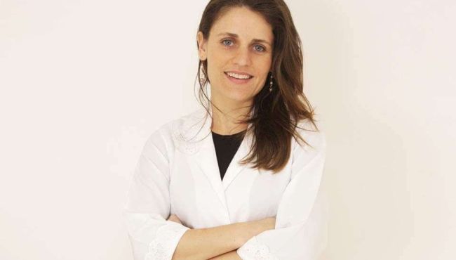Janaina Gomes, a farmacêutica que dirige uma indústria que exporta para o mundo