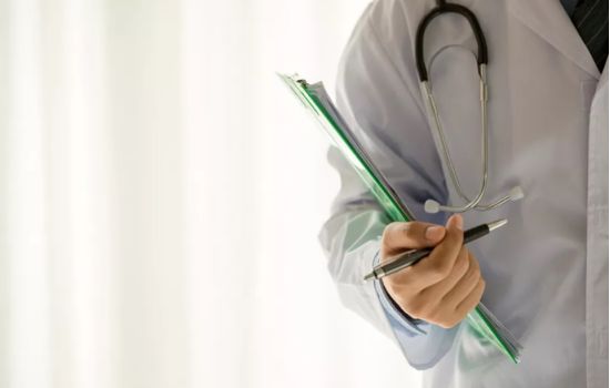 A comissão da indústria farmacêutica para médicos na mira do Governo Federal