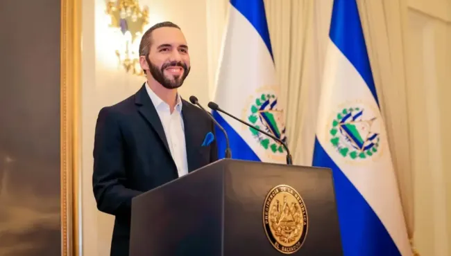 Diagnósticos por IA e receitas digitais marcam o novo aplicativo médico lançado pelo presidente de El Salvador