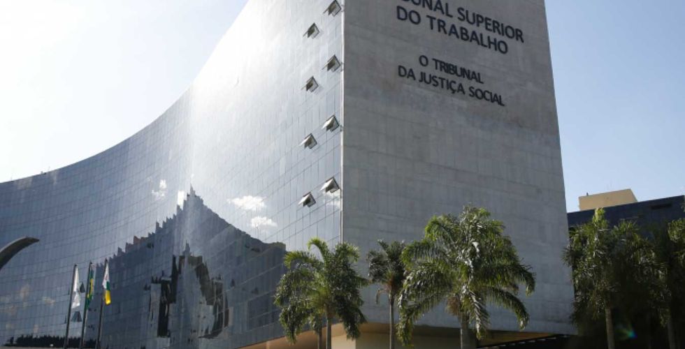 Farmácia é condenada a pagar R$ 4,7 mil a funcionária demitida por usar desconto para leite infantil