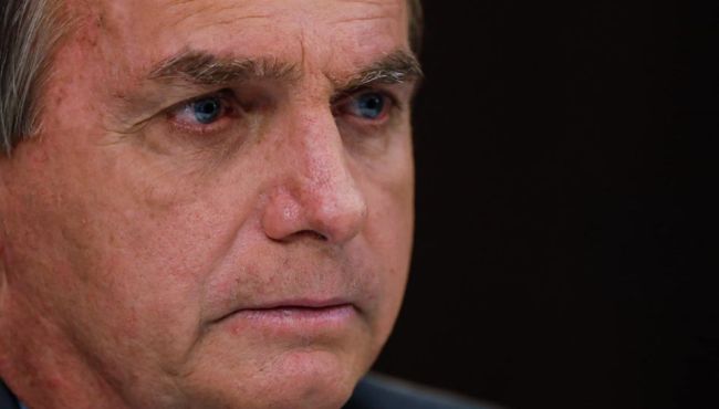 Bolsonaro ataca indústria farmacêutica para defender cloroquina