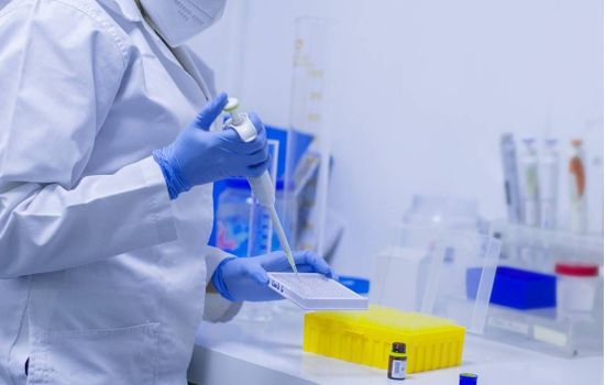 Cientistas britânicos testam medicamento que pode dar imunidade instantânea ao coronavírus