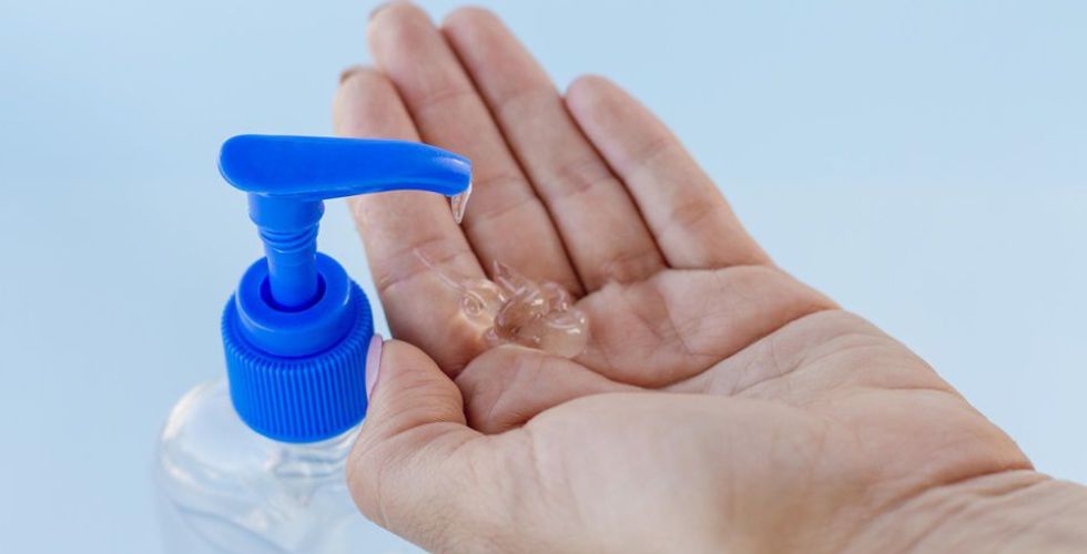 Urgente: 7 marcas de álcool gel vendidas nas farmácias são ineficazes