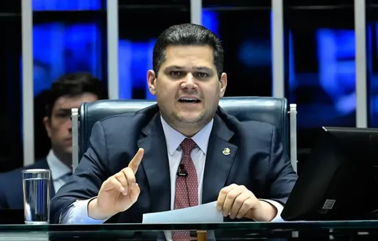 Piso dos farmacêuticos fica sob risco após presidente do Senado, Davi Alcolumbre, criticar pisos salariais