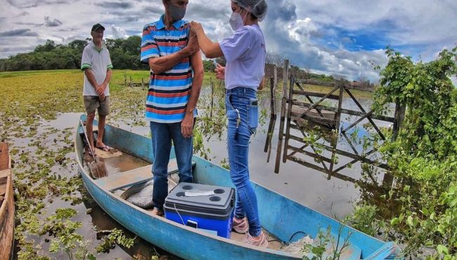 De canoa, farmacêutica promove vacinação contra Covid-19 em idosos no CE