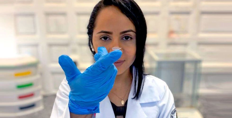 Farmacêuticos desenvolvem lente de contato que libera medicamento no olho